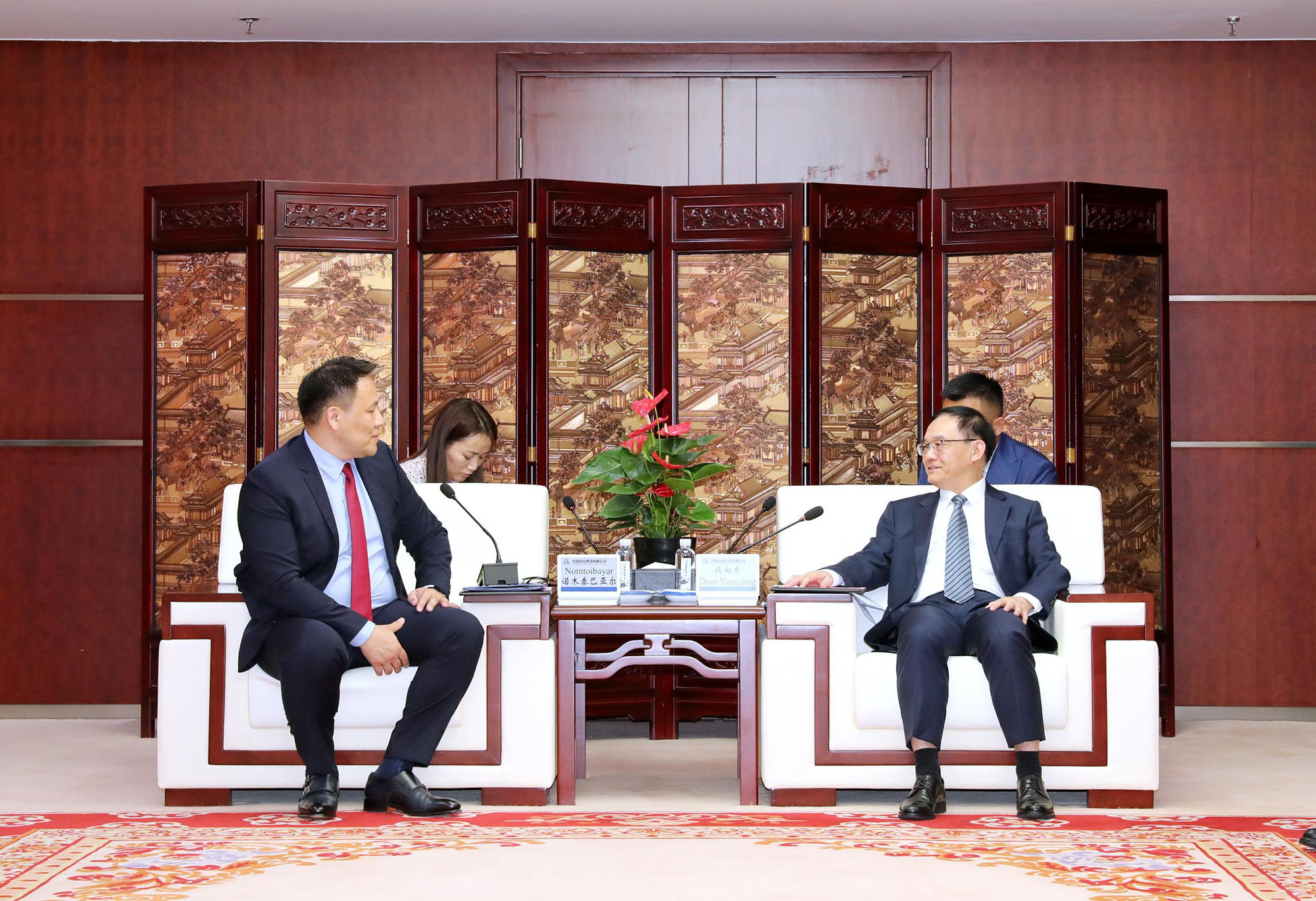 图为云顶国际集团董事长段向东与蒙古国副总理诺木泰巴亚尔举行会谈。郭志民 摄