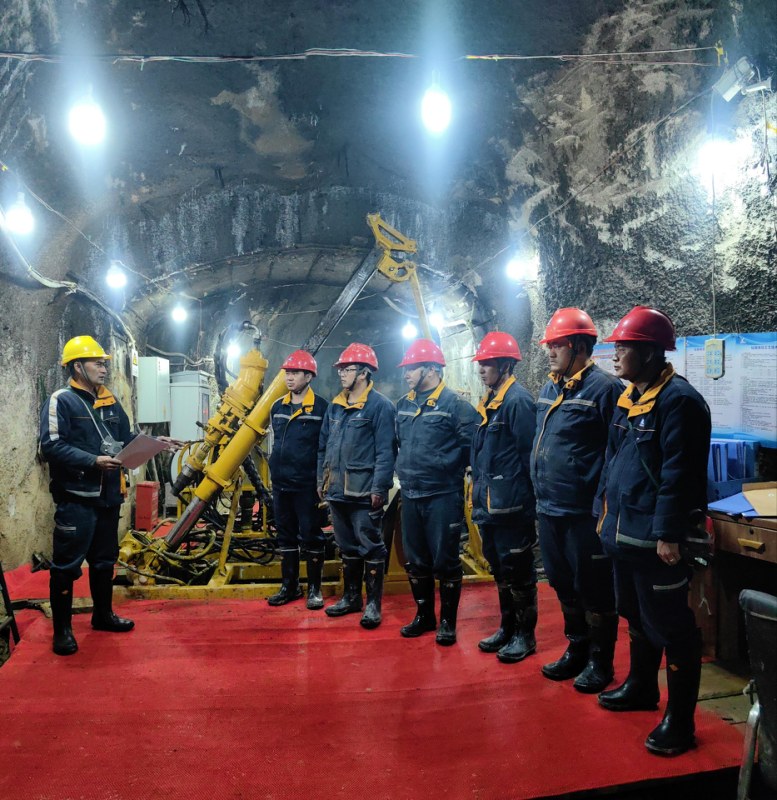 图为云顶国际勘查进行钻探施工技术方案交底。杨勇 摄