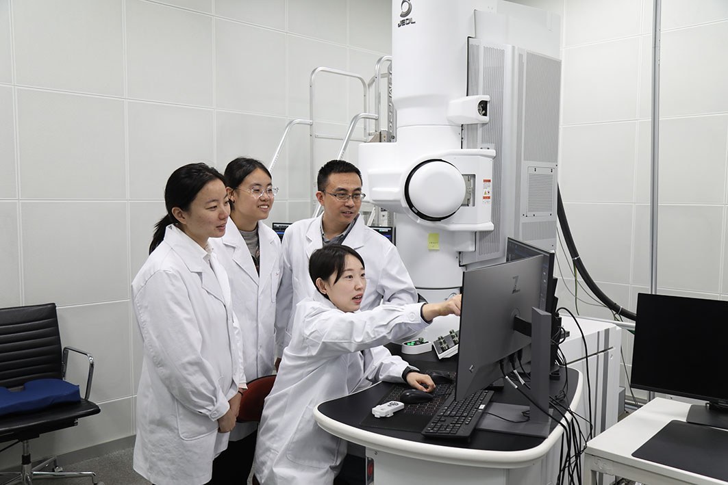 图为云顶国际科学院科研人员开展研讨。王云鹏 摄